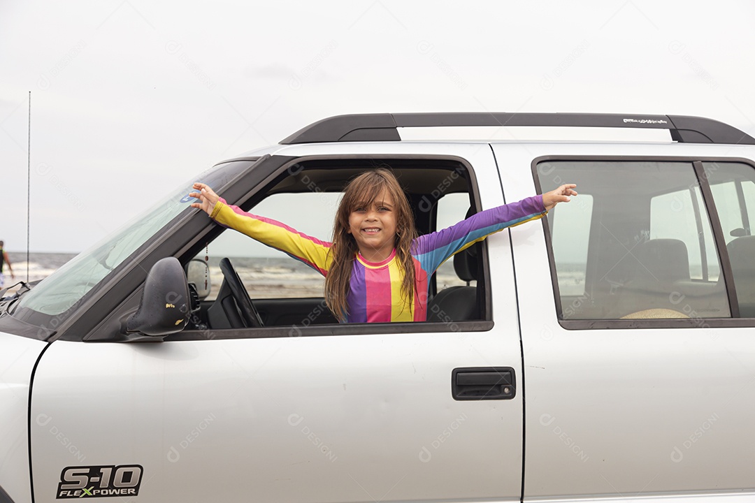 Linda garotinha sobre uma praia