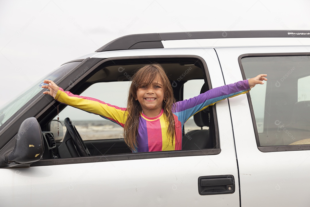 Linda garotinha sobre uma praia