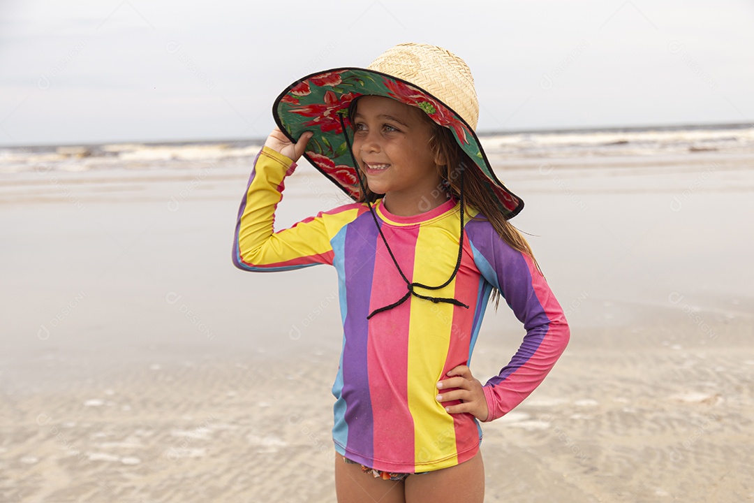 Linda garotinha sobre uma praia