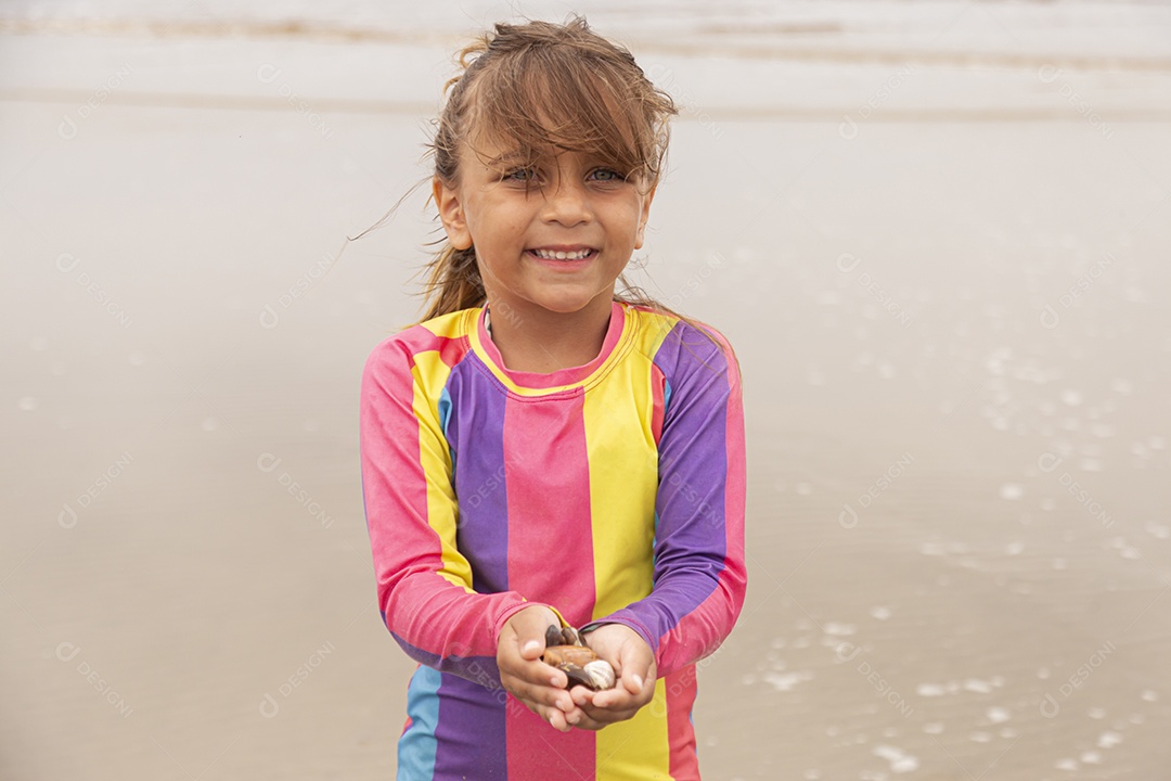 Linda garotinha sobre uma praia