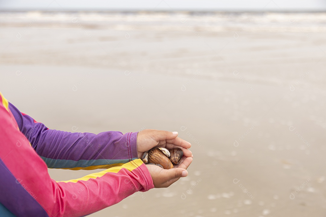 Linda garotinha sobre uma praia