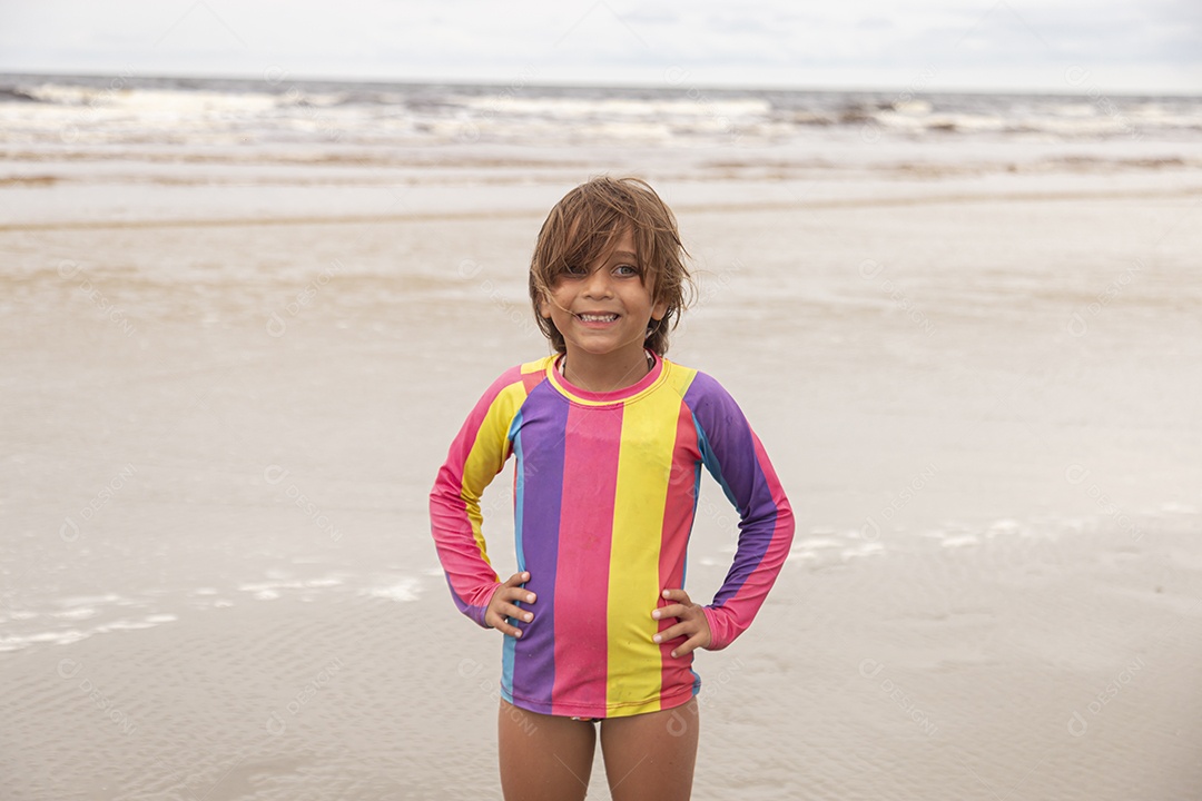 Linda garotinha sobre uma praia