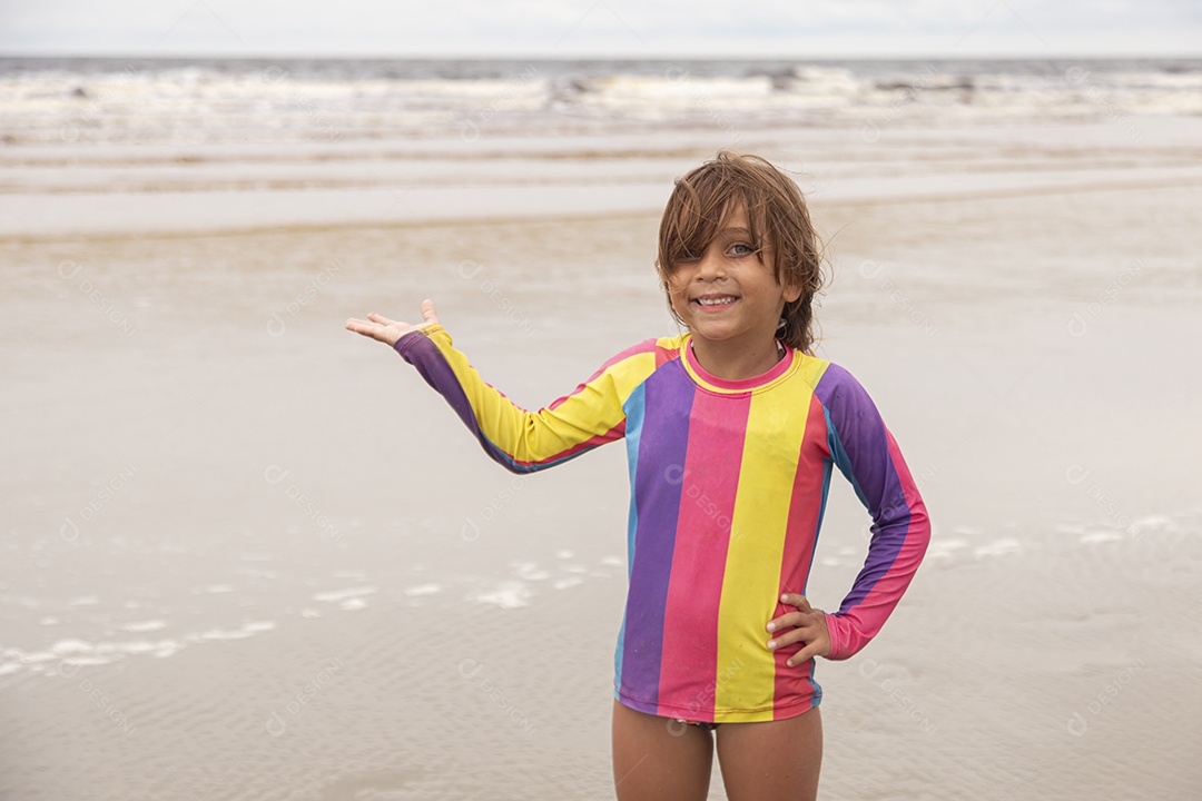 Linda garotinha sobre uma praia