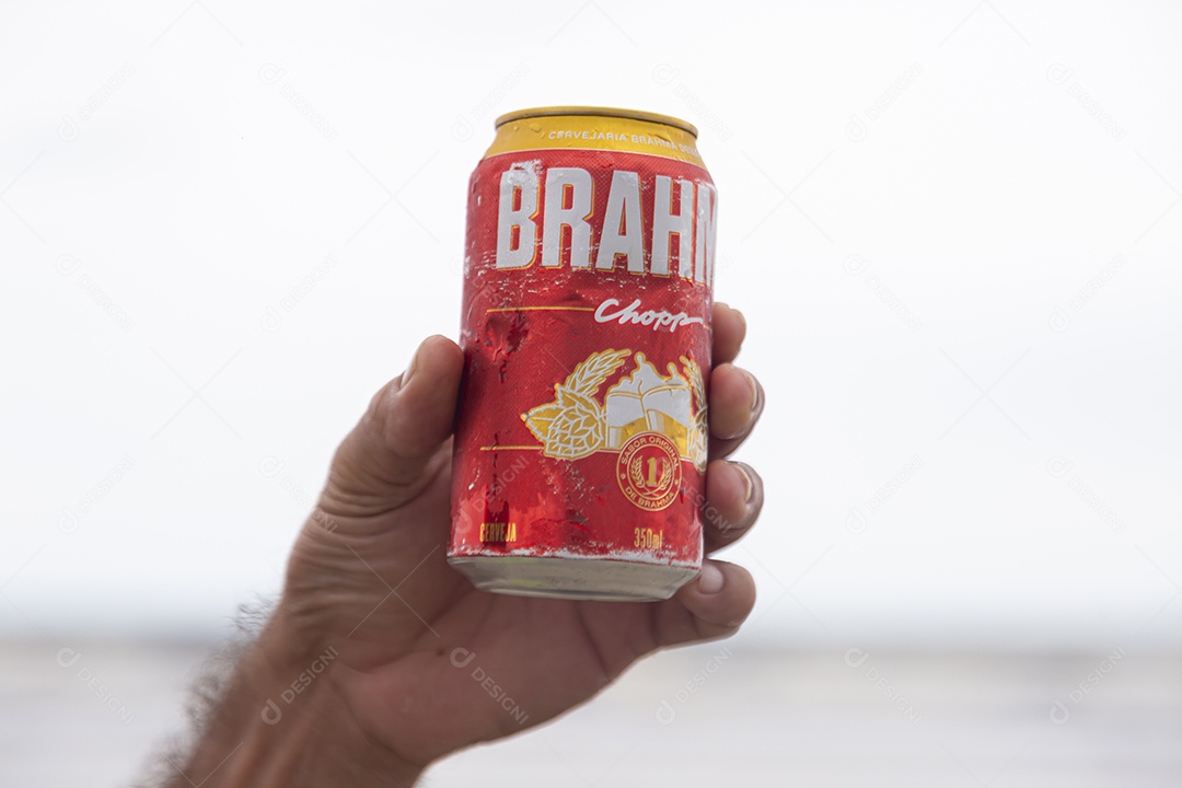 Mãos segurando lata de cerveja