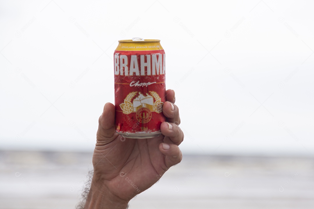 Mãos de pessoa segurando lata de cerveja