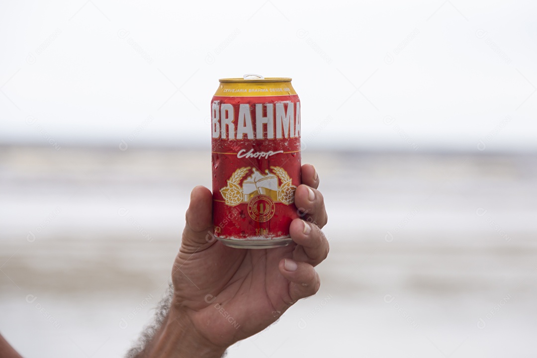 Mãos pessoa segurando uma lata de cerveja
