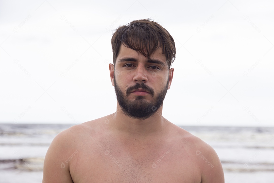 Homem jovem sobre uma praia