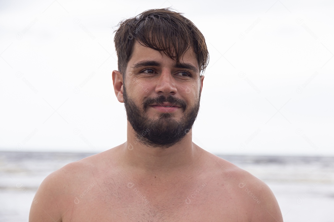 Homem jovem sobre uma praia