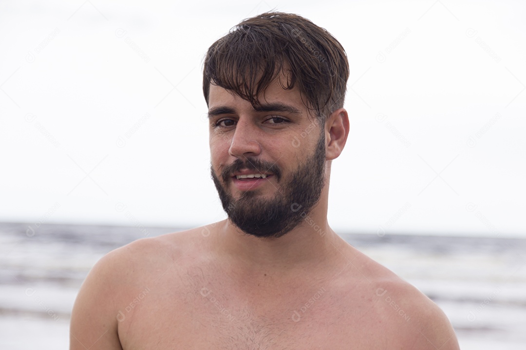 Homem jovem sobre uma praia