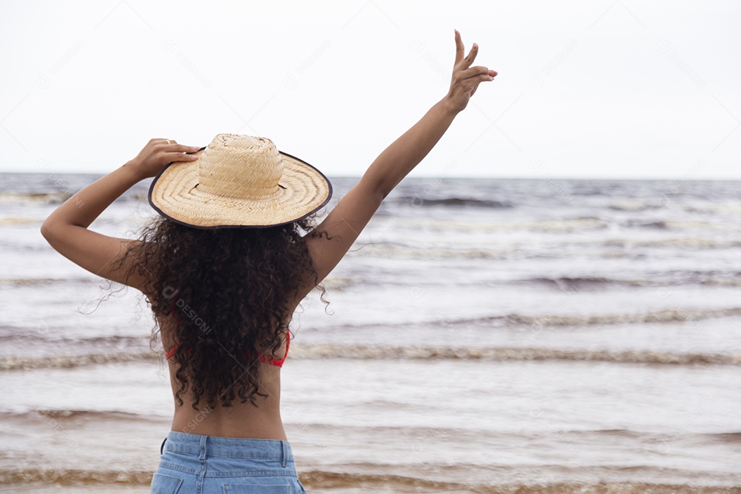 Linda mulher jovem sobre uma praia