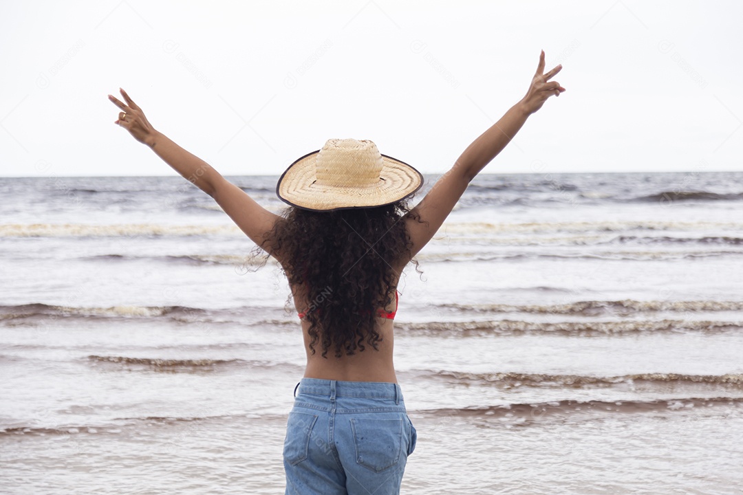 Linda mulher jovem sobre uma praia