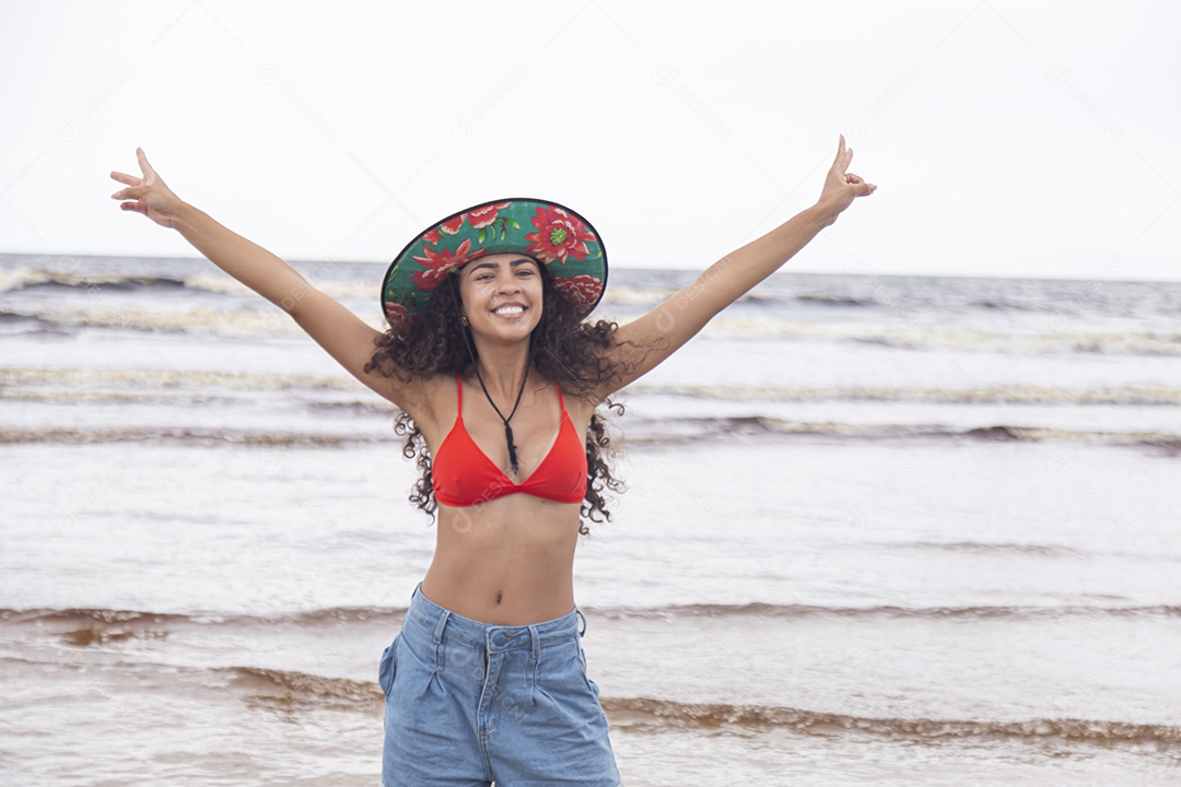 Linda mulher jovem sobre uma praia