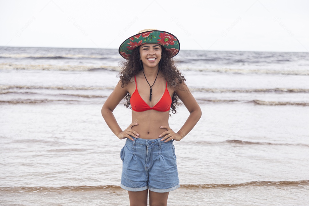 Linda mulher jovem sobre uma praia