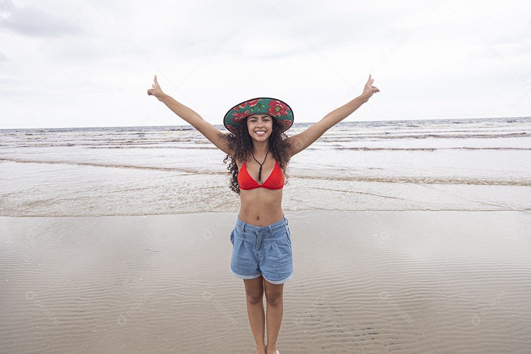 Linda mulher jovem sobre uma praia