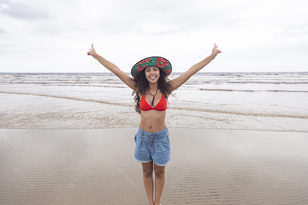 Linda mulher jovem sobre uma praia