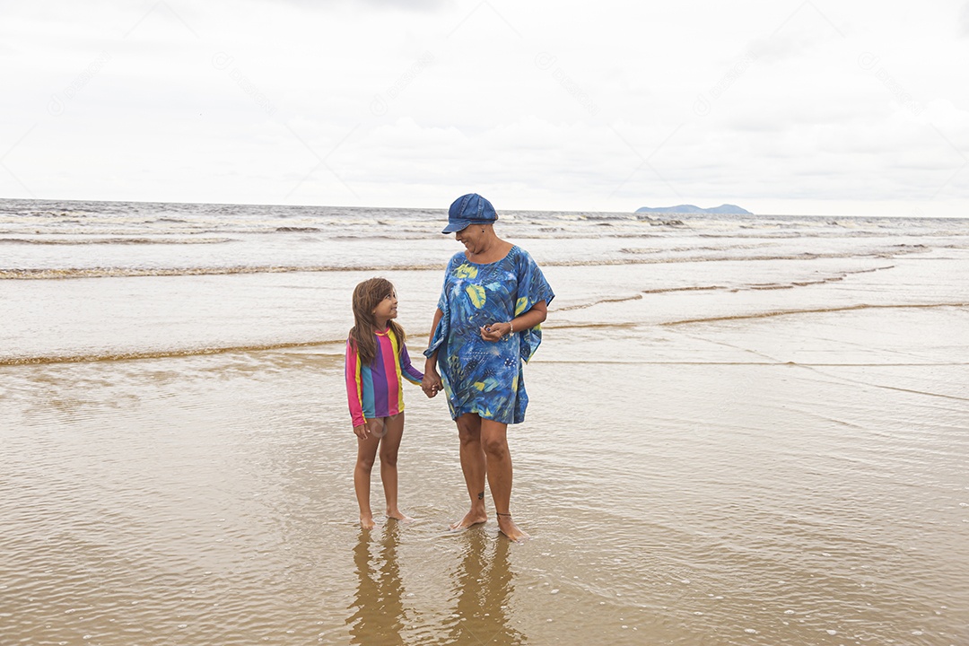 Vó ao lado de sua neta curtindo férias
