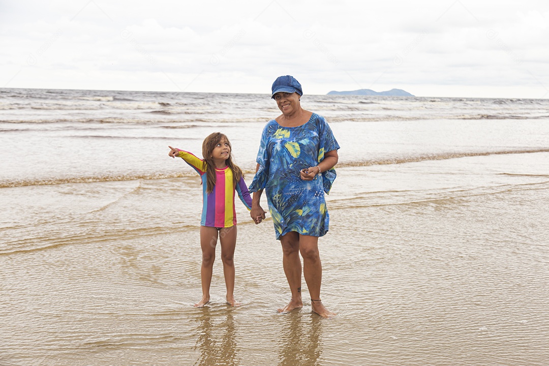 Vó ao lado de sua neta curtindo férias