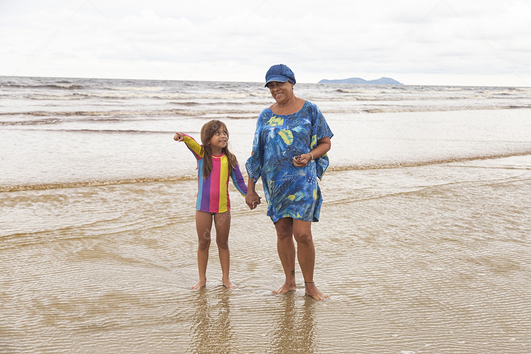 Vó ao lado de sua neta curtindo férias