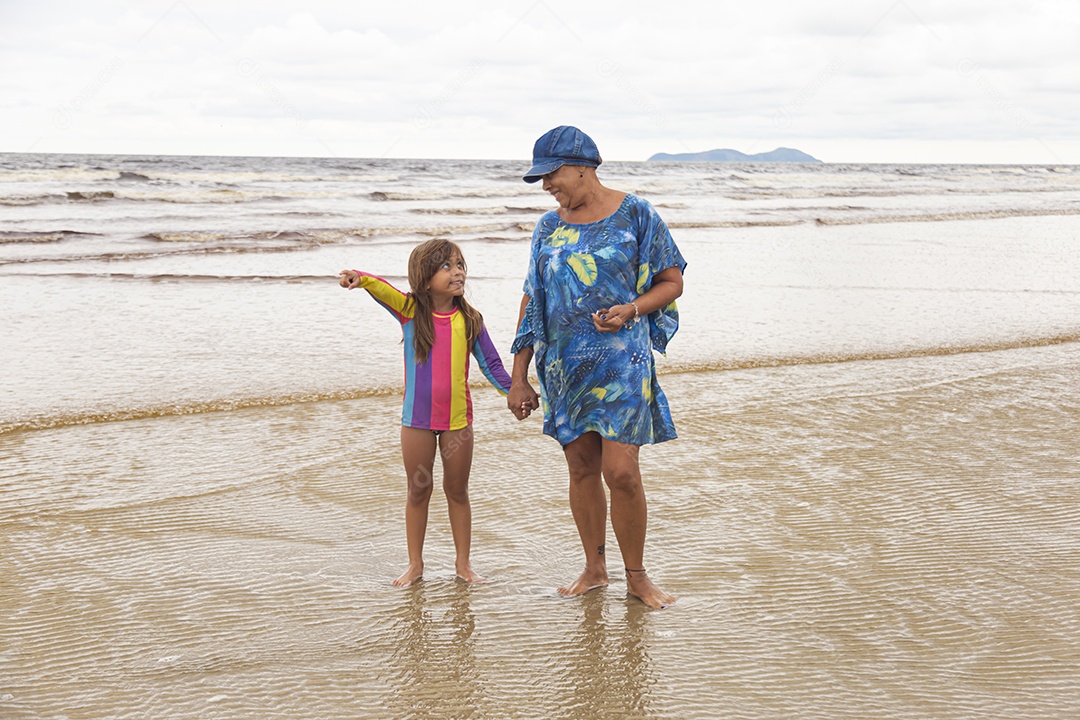 Vó ao lado de sua neta curtindo férias