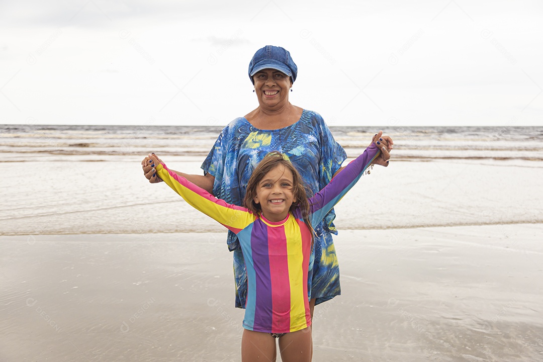 Vó ao lado de sua neta curtindo férias