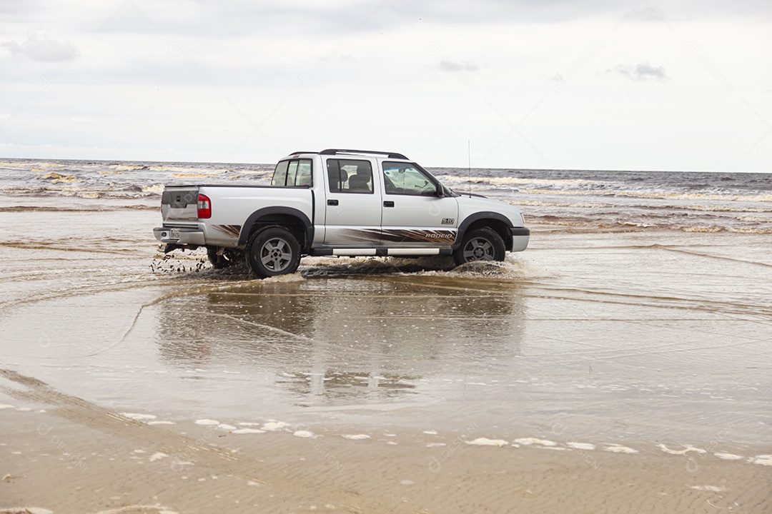 Caminhonete sobre uma praia