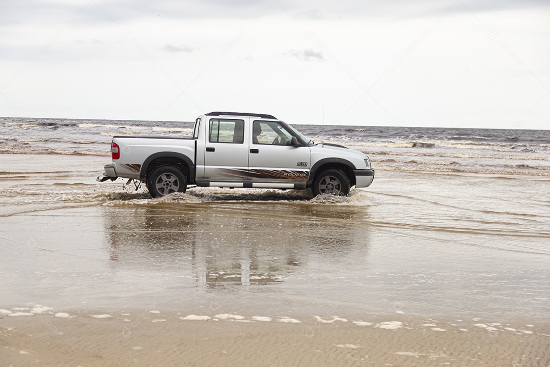 Caminhonete sobre uma praia