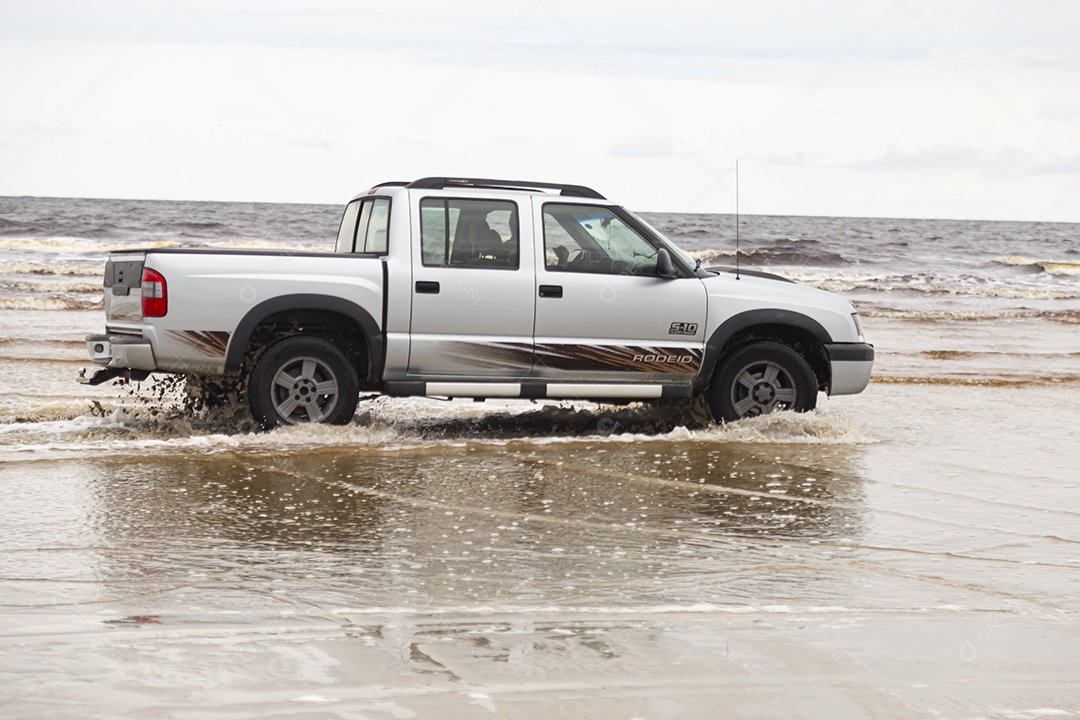 Caminhonete sobre uma praia