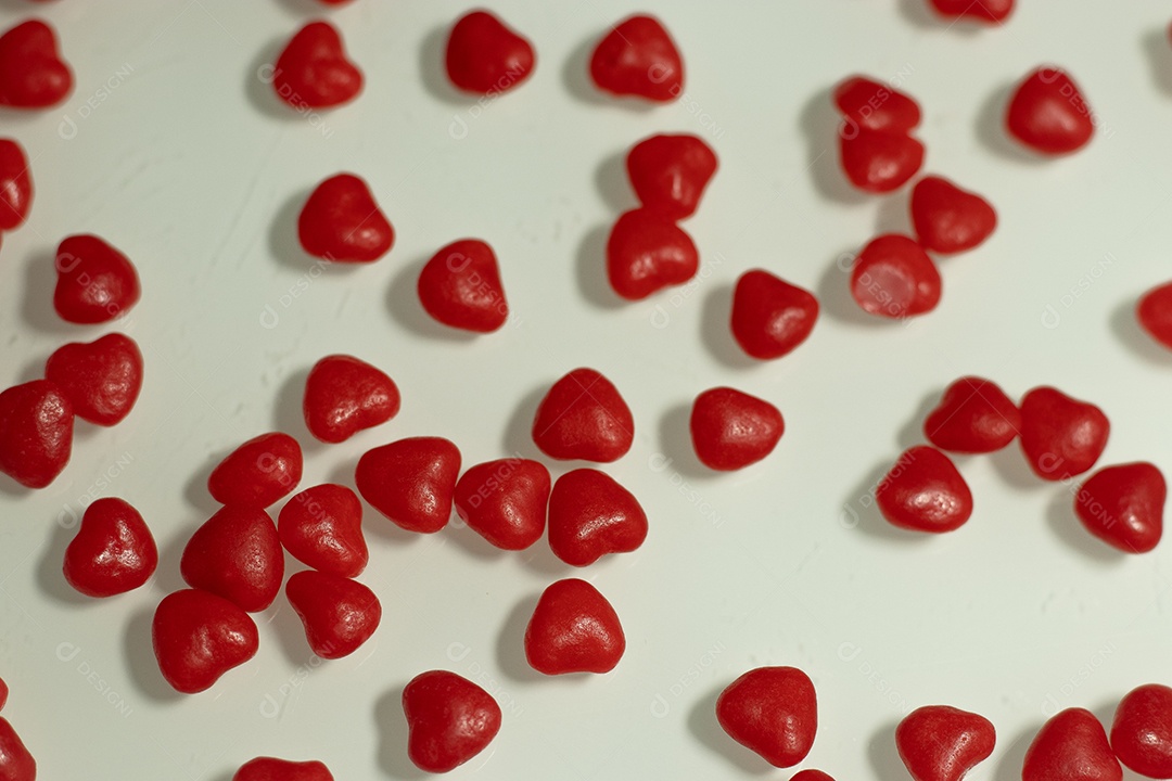 Macro de vários pequenos corações na mesa branca