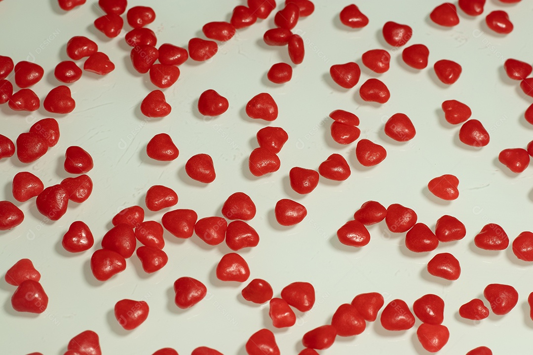 Macro de vários pequenos corações na mesa branca