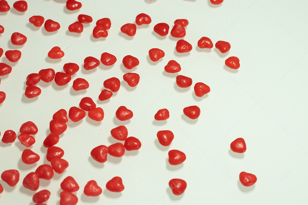 Macro de vários pequenos corações na mesa branca