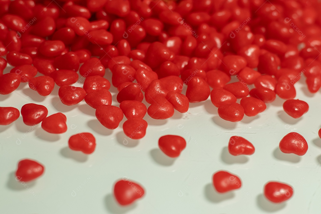 Macro de vários pequenos corações na mesa branca