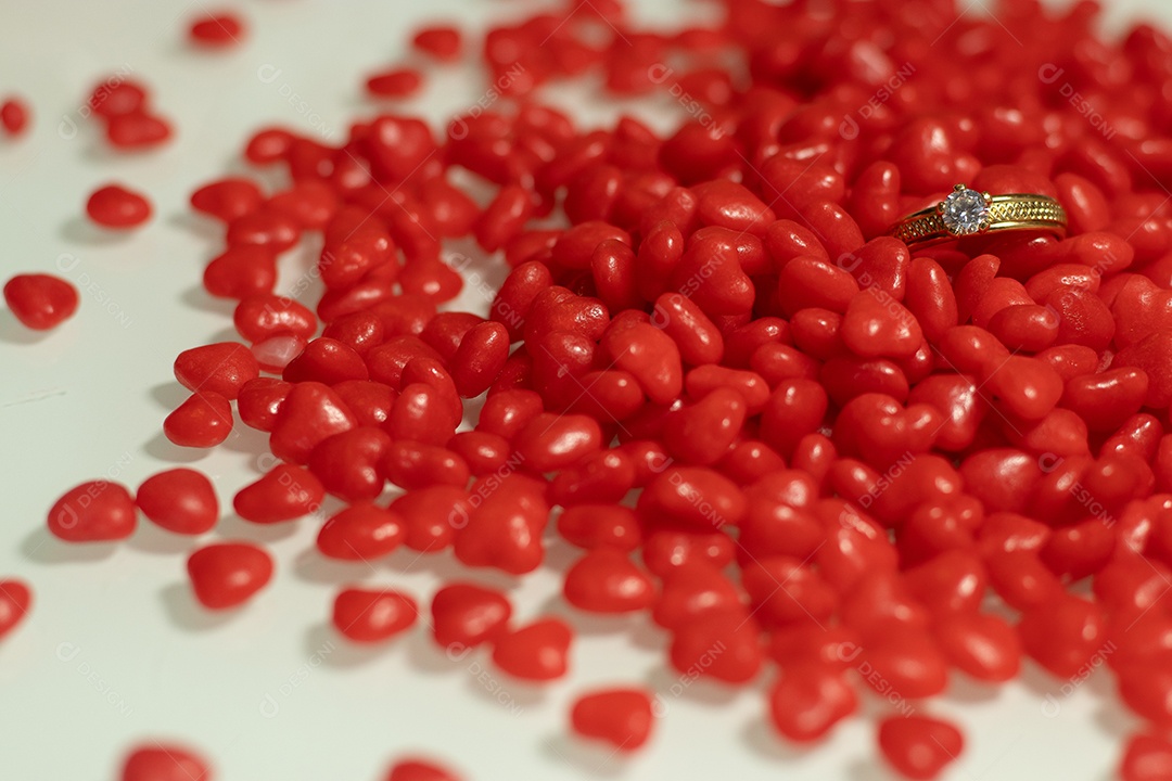 Macro de vários pequenos corações na mesa branca
