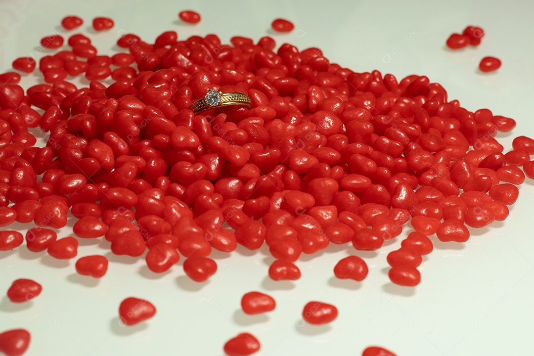 Macro de vários pequenos corações na mesa branca