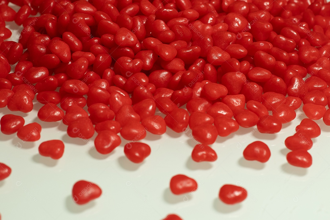 Macro de vários pequenos corações na mesa branca