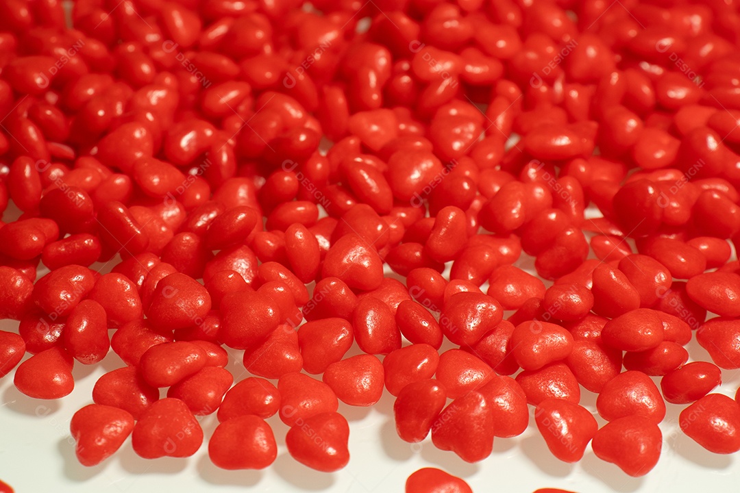 Macro de vários pequenos corações na mesa branca