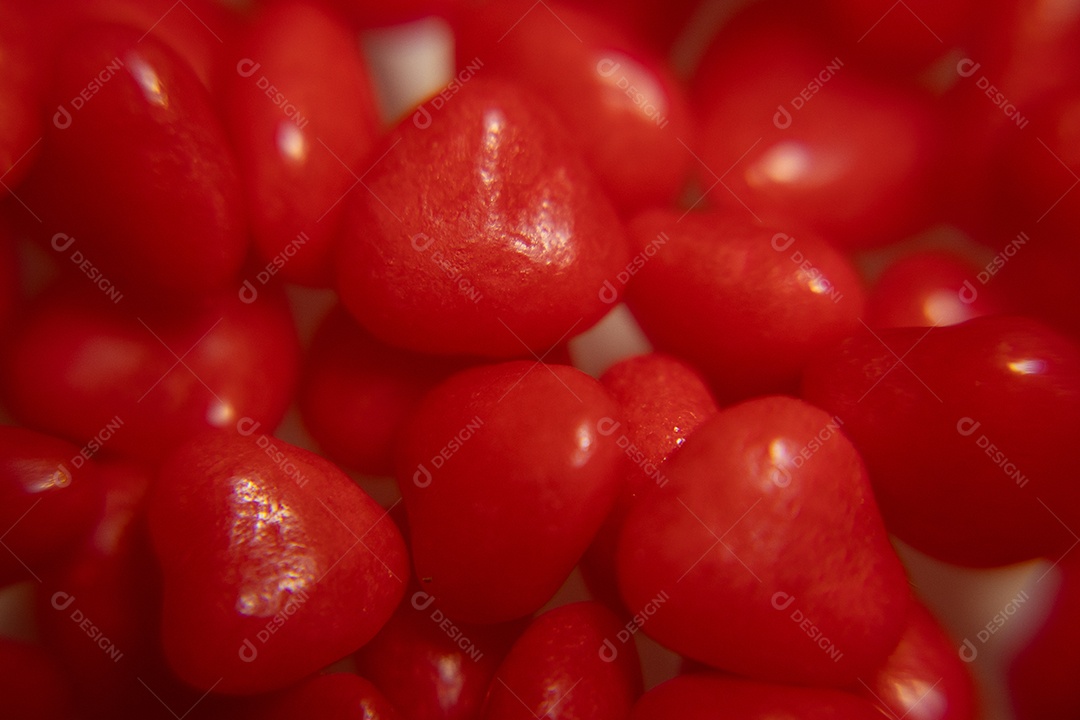 Macro de vários pequenos corações na mesa branca