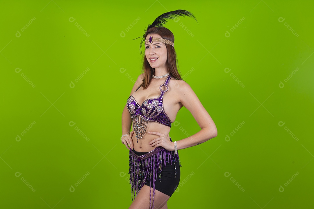 Linda mulher jovem fantasiada celebrando carnaval sobre fundo isolado