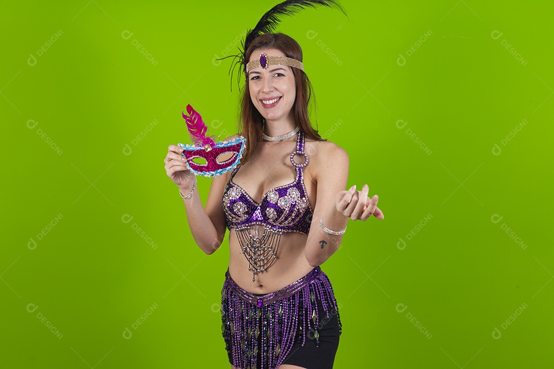 Linda mulher jovem fantasiada celebrando carnaval sobre fundo isolado