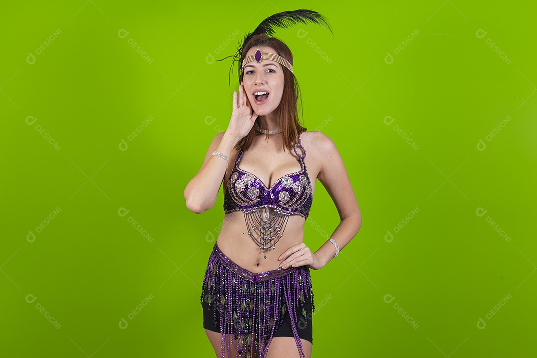 Linda mulher jovem fantasiada celebrando carnaval sobre fundo isolado