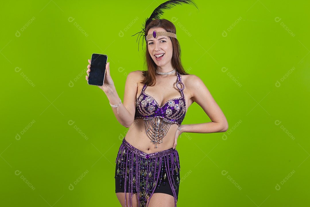 Linda mulher jovem fantasiada celebrando carnaval sobre fundo isolado