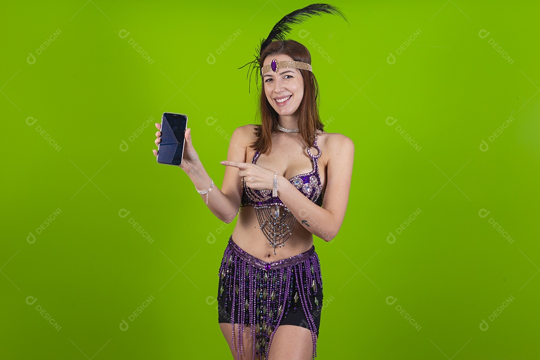 Linda mulher jovem fantasiada celebrando carnaval sobre fundo isolado