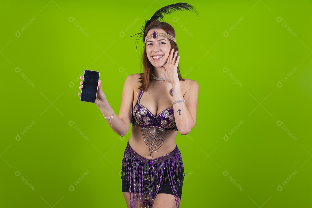 Linda mulher jovem fantasiada celebrando carnaval sobre fundo isolado