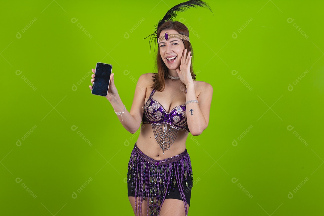 Linda mulher jovem fantasiada celebrando carnaval sobre fundo isolado