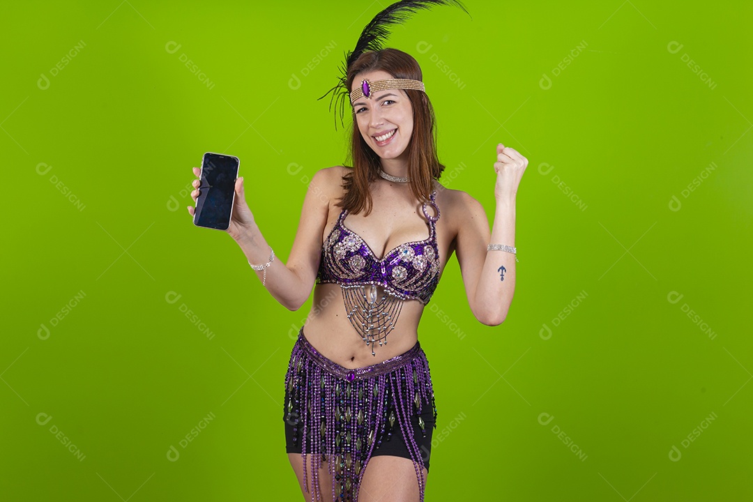 Linda mulher jovem fantasiada celebrando carnaval sobre fundo isolado