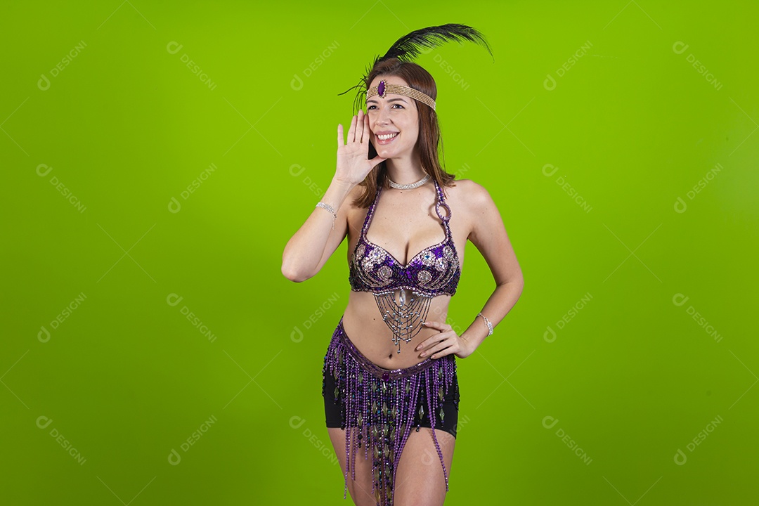 Linda mulher jovem fantasiada celebrando carnaval sobre fundo isolado