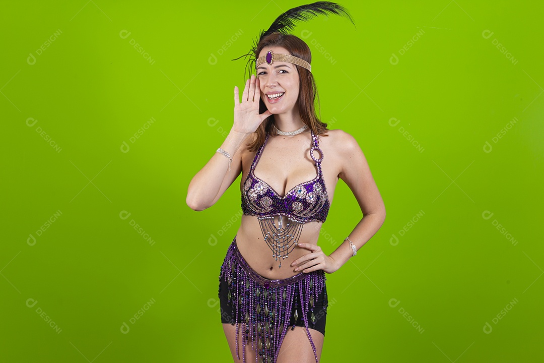 Linda mulher jovem fantasiada celebrando carnaval sobre fundo isolado