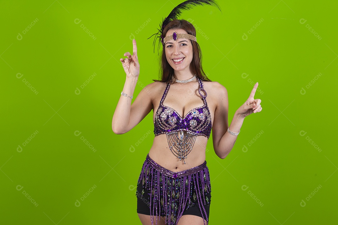 Linda mulher jovem fantasiada celebrando carnaval sobre fundo isolado