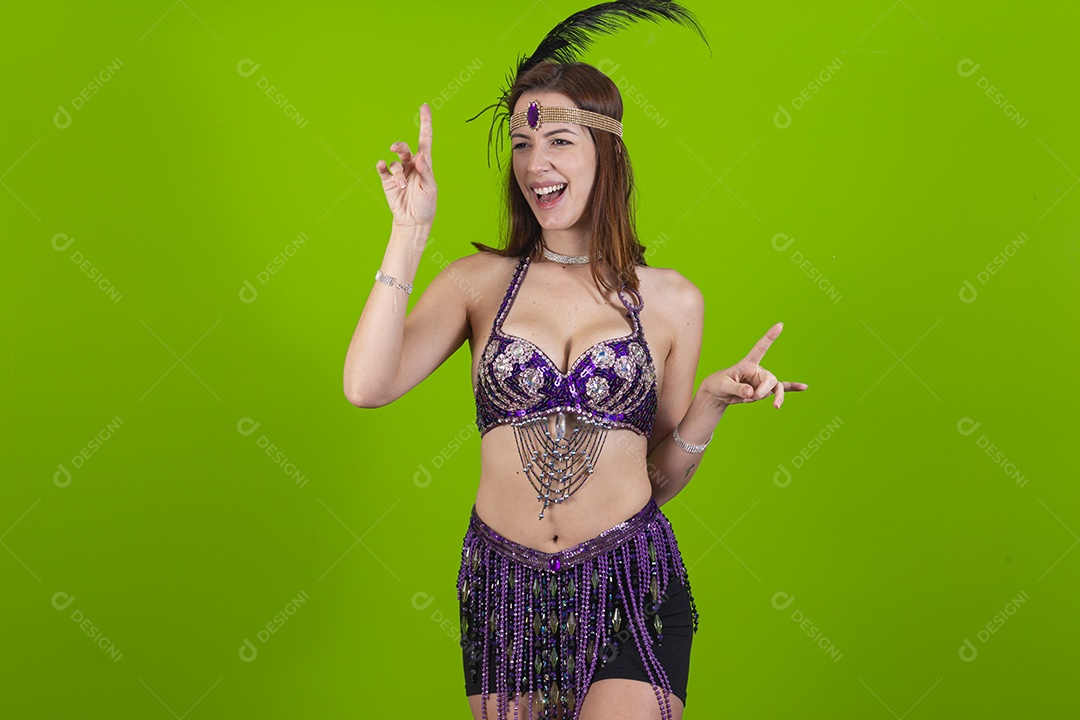 Linda mulher jovem fantasiada celebrando carnaval sobre fundo isolado