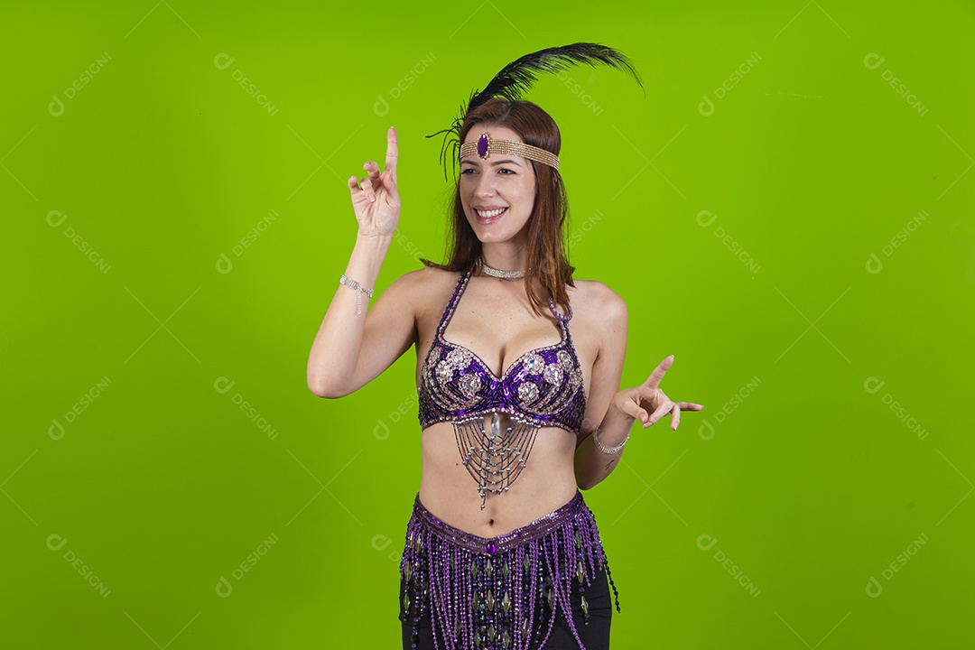 Linda mulher jovem fantasiada celebrando carnaval sobre fundo isolado
