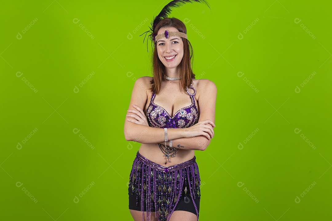 Linda mulher jovem fantasiada celebrando carnaval sobre fundo isolado